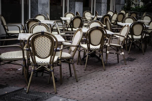Empty tables at an outdoor restaurant — Stock Photo, Image