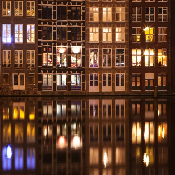 Улица Амстердама ночью — стоковое фото