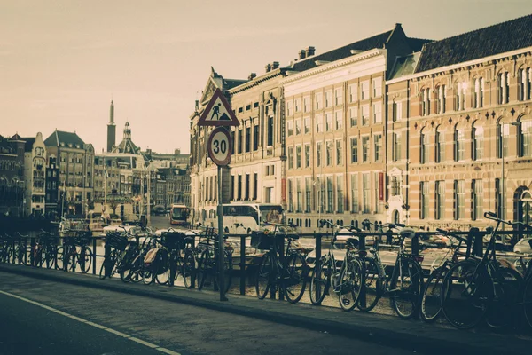 Fahrräder auf der brücke in amsterdam niederland — Stockfoto