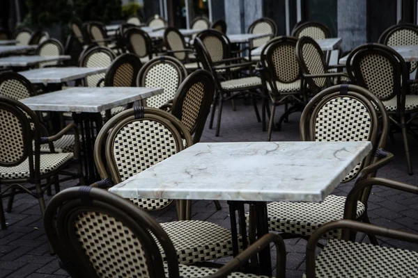 Mesas vazias em um restaurante ao ar livre — Fotografia de Stock