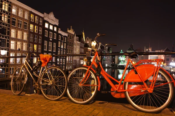 Ночной вид Амстердамского канала, моста, лодок и велосипедов, Голландия, Нидерланды . — стоковое фото