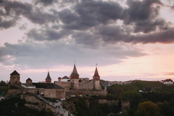 Drogi prowadzącej do zamku średniowiecznego. Ukraina, Kamenets-Podolsk — Zdjęcie stockowe