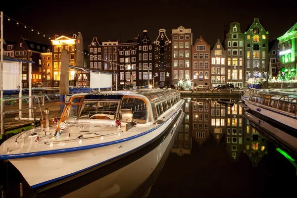 Holandská krajina s domy straně průplavu a výletní lodě — Stock fotografie