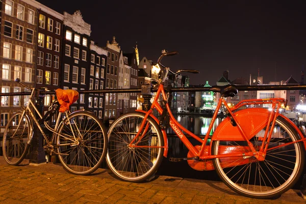 Ночной вид Амстердамского канала, моста, лодок и велосипедов, Голландия, Нидерланды . — стоковое фото