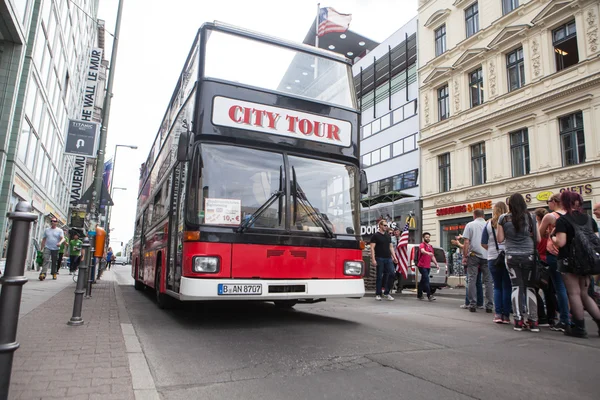 Bus at Checkpoint Charlie — Stock Photo, Image