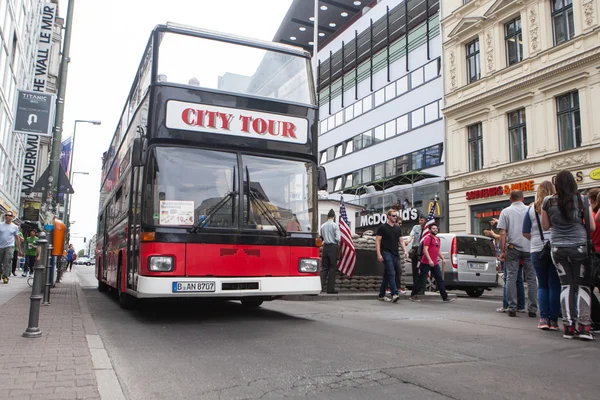 Bus bij Checkpoint Charlie — Stockfoto