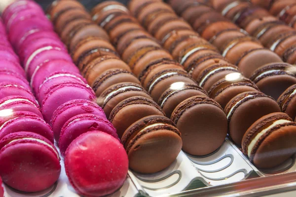 Makarons frais colorés Gâteau sur une assiette — Photo