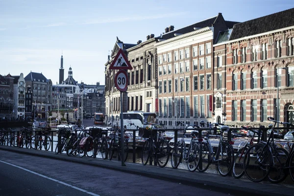 Bisiklet üzerinde köprü amsterdam Hollanda — Stok fotoğraf