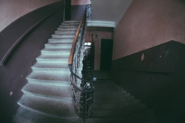 Porta para correr para baixo velha casa com tinta lascada — Fotografia de Stock