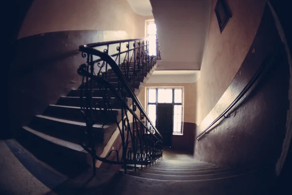 Πόρτα να τρέξει κάτω παλιό σπίτι με το πελεκημένο χρώμα — Φωτογραφία Αρχείου