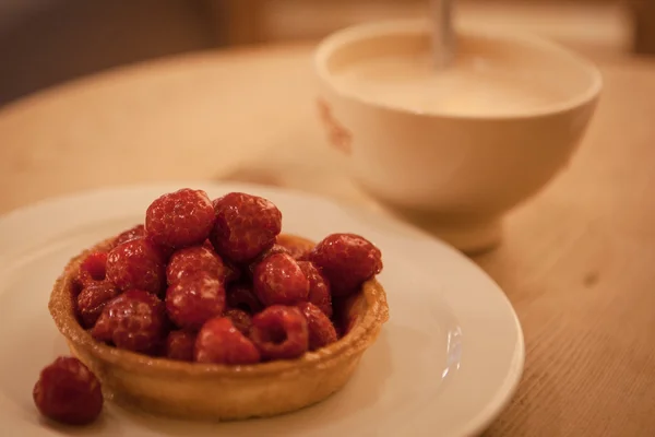 Cesta dulce con crema y frambuesas — Foto de Stock