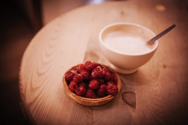 Cesta dulce con crema y frambuesas — Foto de Stock