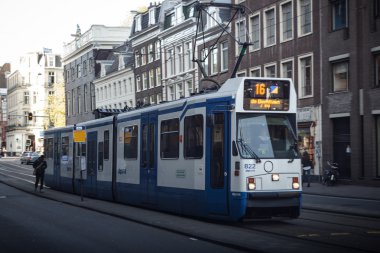 Şehir merkezinde çalışan tramvay