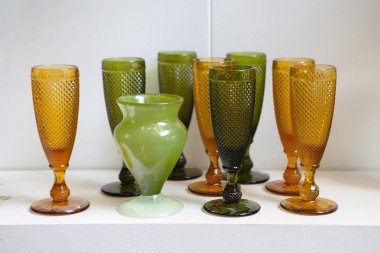 Dekoratif raf beyaz tuğla duvar üzerine mavi şişe ile