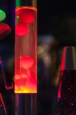 siyah bir arka plan üzerinde izole kırmızı mavi alevler ile plazma topu.