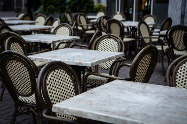 bir açık hava restoranı boş masaları