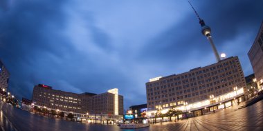 Alexanderplatz alacakaranlıkta.