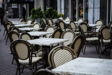 bir açık hava restoranı boş masaları