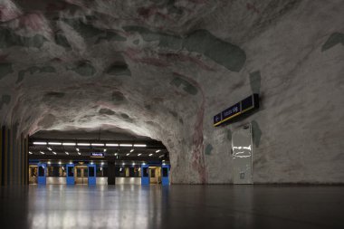 Stokholm metro istasyonu heykeller ve Stokholm, İsveç'te 20 Haziran 2015 gökkuşağı renklerde tasarlanmış işaretleri dolu.