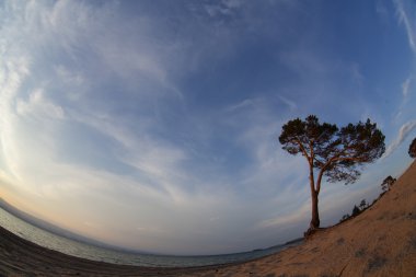 Baykal Gölü. Yaz günbatımı Olkhon Adası