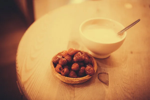 Cesta dulce con crema y frambuesas — Foto de Stock