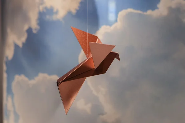 Origami μύγα στο φόντο του ουρανού — Φωτογραφία Αρχείου