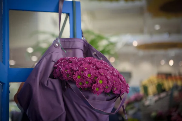 Fiori viola in borsa — Foto Stock