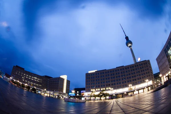 Alexanderplatz al atardecer en Berlín, Alemania — Foto de Stock