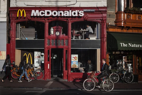 McDonald's dans un immeuble rétro à Amsterdam , — Photo