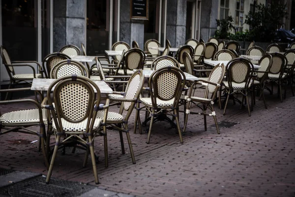 Tyhjät pöydät ulkona ravintolassa — kuvapankkivalokuva