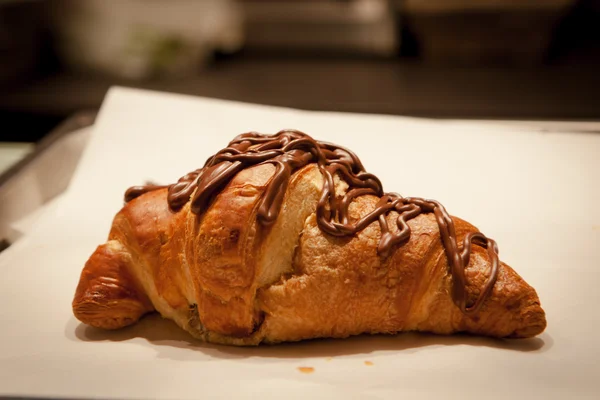 Hausgemachte Mandelcroissants im Korb — Stockfoto