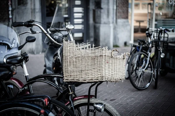 Fietsen in amsterdam — Stockfoto