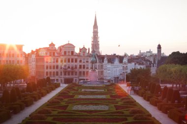 Mont des Arts Brüksel Cityscape alacakaranlıkta