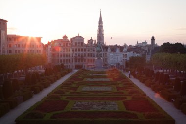 Mont des Arts Brüksel Cityscape alacakaranlıkta