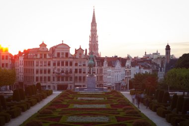 Mont des Arts Brüksel Cityscape alacakaranlıkta