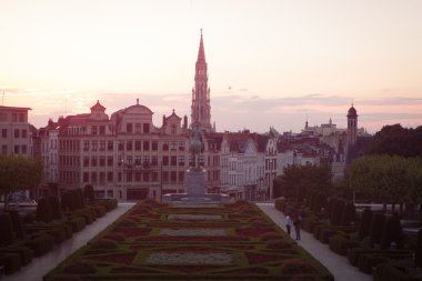 Mont des Arts Brüksel Cityscape alacakaranlıkta