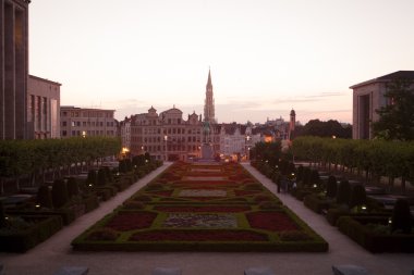 Mont des Arts Brüksel Cityscape alacakaranlıkta