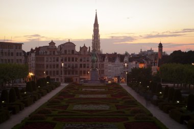 Mont des Arts Brüksel Cityscape alacakaranlıkta