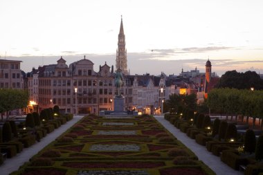 Mont des Arts Brüksel Cityscape alacakaranlıkta