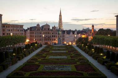 Mont des Arts Brüksel Cityscape alacakaranlıkta