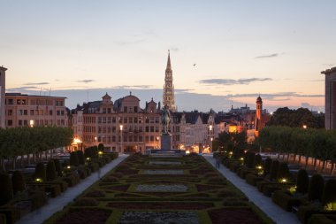 Mont des Arts Brüksel Cityscape alacakaranlıkta