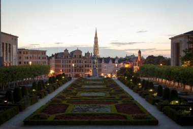 Mont des Arts Brüksel Cityscape alacakaranlıkta