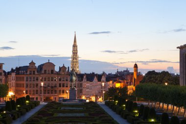 Mont des Arts Brüksel Cityscape alacakaranlıkta
