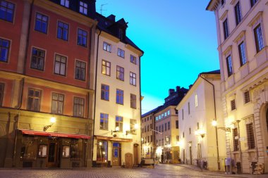 Stockholm eski kasaba geceleri aydınlatılan sokak