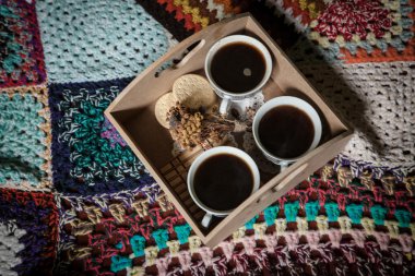 Romantik atmosferde çiçekli kahve fincanı