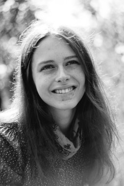 açık havada doğa güzel bahar genç kadının.