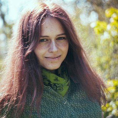 açık havada doğa güzel bahar genç kadının.