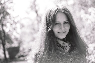 açık havada doğa güzel bahar genç kadının.