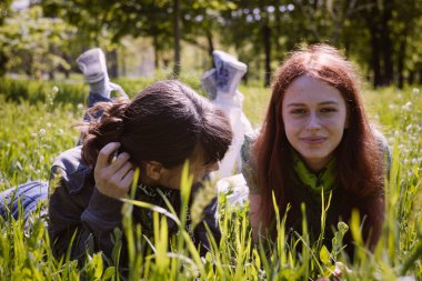 fotoğraf makinesi ile Bahar park'de iki kız