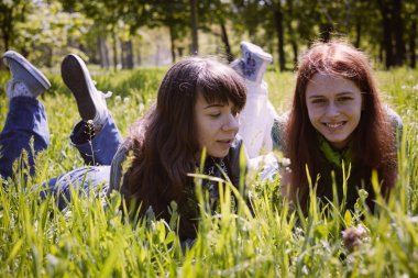 fotoğraf makinesi ile Bahar park'de iki kız